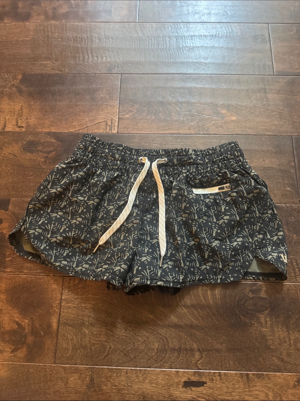 Vuori Clementine Shorts in color Oregano Woodblock.